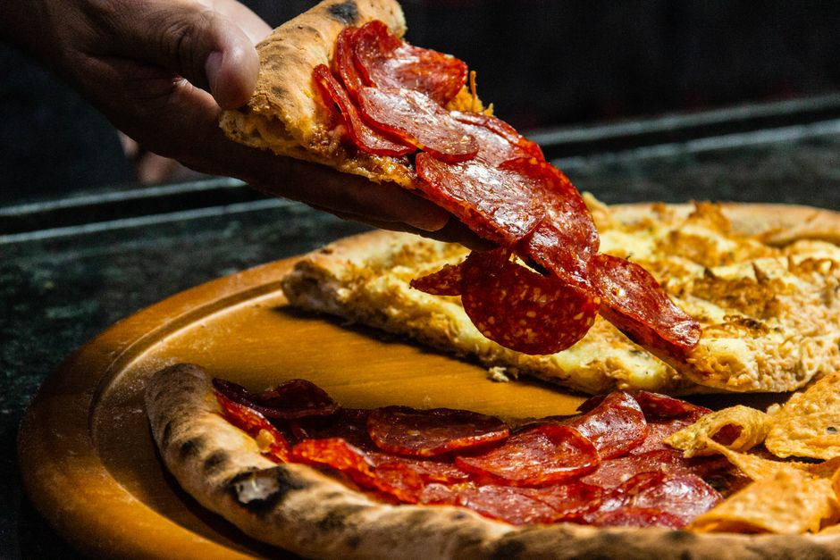 Pica s pekočim ajvarjem in salamo